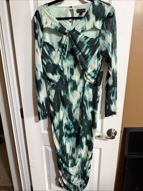 BOLD elements Green & White Cutout Long Sleeve Midi Dress